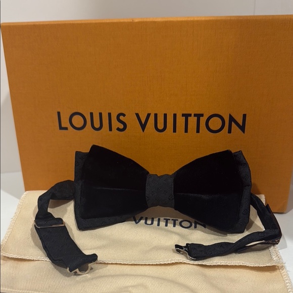 Louis Vuitton bow tie - Picture 1 of 5